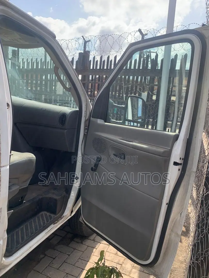Ford E450 2004 White