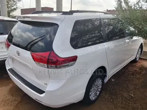 Toyota Sienna LE FWD 8-Passenger 2013 White