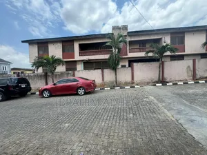 A Corner Peice Land Measuring 689sqm With a 4unit of 3bedroom