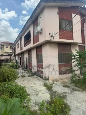 A Corner Peice Land Measuring 689sqm With a 4unit of 3bedroom