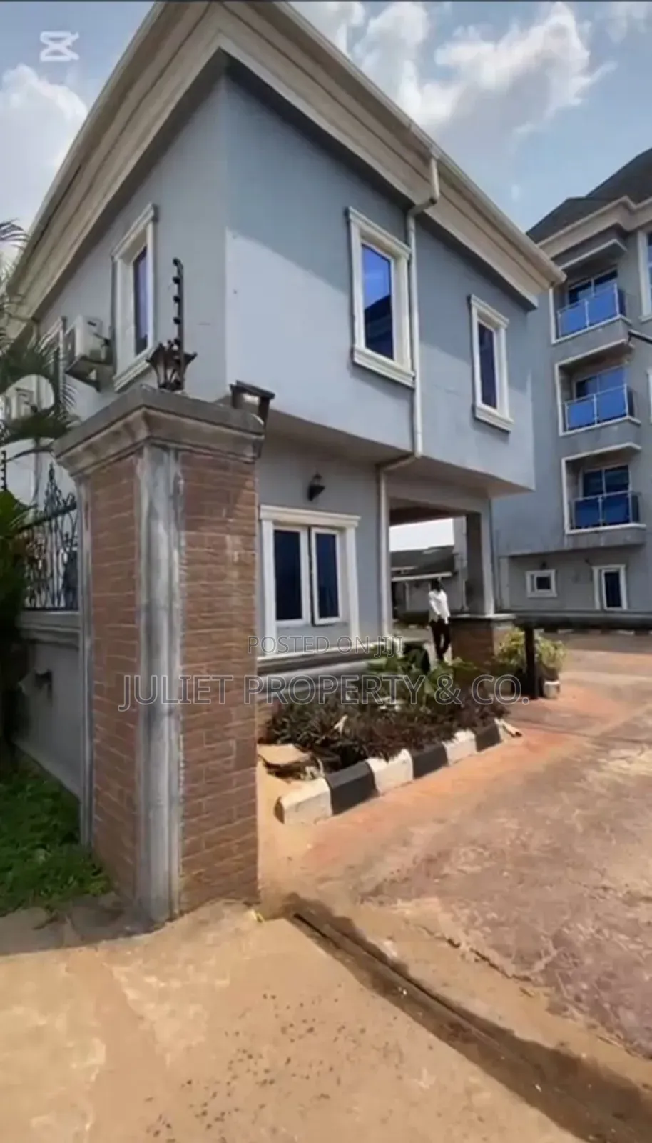 27 Rooms Functioning Hotel