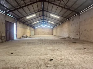1000sqm Warehouse in a Specious Compound