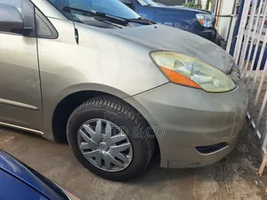 Toyota Sienna 2006 Gold