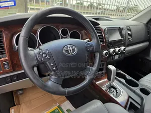 Toyota Sequoia Limited FFV 4dr SUV 4WD (5.7L 8cyl 6A) 2012 Silver