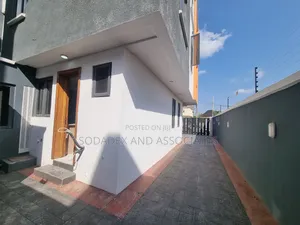 4bdrm Duplex in Gra for rent