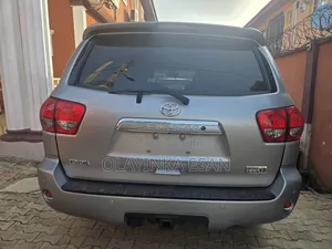 Toyota Sequoia Platinum FFV 4dr SUV 4WD (5.7L 8cyl 6A) 2010 Silver