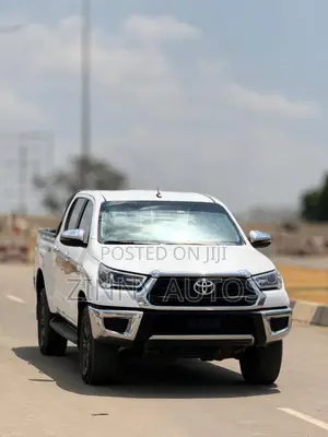 Toyota Hilux 2023 White