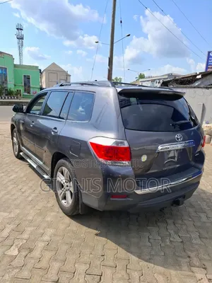 Toyota Highlander SE 2011 Gray