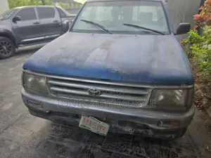 Toyota Hilux 1998 Blue