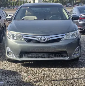 Toyota Camry XLE V6 4dr Sedan (3.5L 6cyl 6A) 2013 Gray