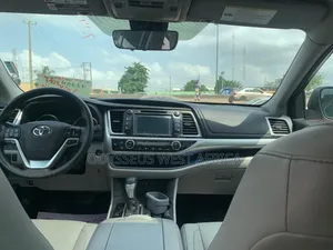 Toyota Highlander XLE 4x4 V6 (3.5L 6cyl 8A) 2018 White