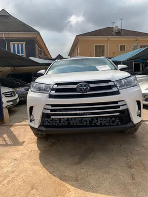 Toyota Highlander XLE 4x4 V6 (3.5L 6cyl 8A) 2018 White