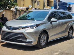 Toyota Sienna XLE 8-Passenger 2021 Silver