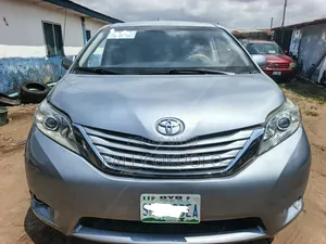 Toyota Sienna XLE FWD 8-Passenger 2013 Blue