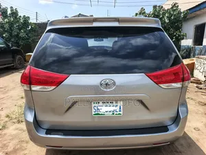 Toyota Sienna XLE FWD 8-Passenger 2013 Blue