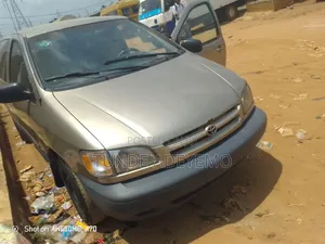 Toyota Sienna 2000 Gold