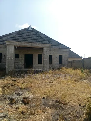 5bdrm Bungalow in Unilag Estate, Ijede / Ikorodu for sale