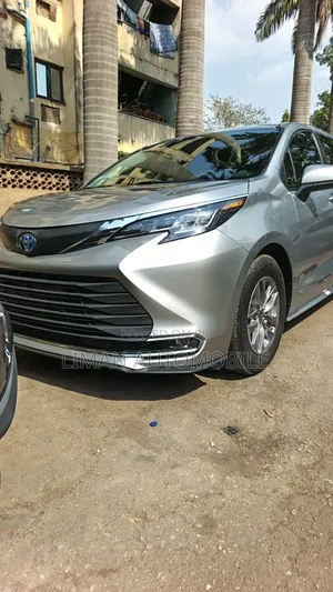 Toyota Sienna XLE 2022 Silver