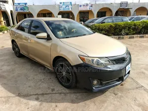 Toyota Camry SE 4dr Sedan (2.5L 4cyl 6A) 2012 Gold