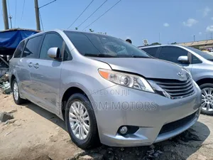 Toyota Sienna LE 7 Passenger Auto Access Seat (3.5L 6cyl 6A) 2016