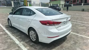 Hyundai Elantra SE Sedan FWD (2.0L 4cyl 6M) 2017 White