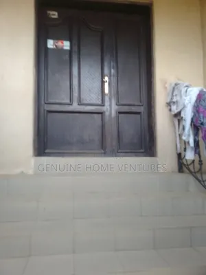 7bdrm Bungalow in Agric for sale