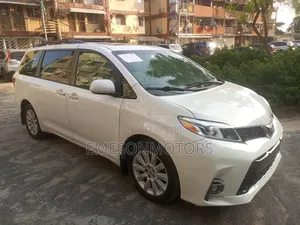 Toyota Sienna XLE Premium 7 Passenger (3.5L 6cyl 6A) 2016 White