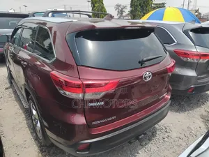 Toyota Highlander LE 4x2 (2.7L 4cyl 6A) 2017 Red