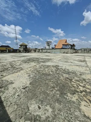 Large Warehouse With Massive Space for Commercial Use