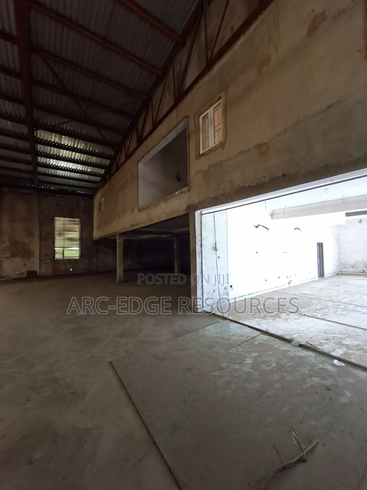 Large Warehouse With Massive Space for Commercial Use