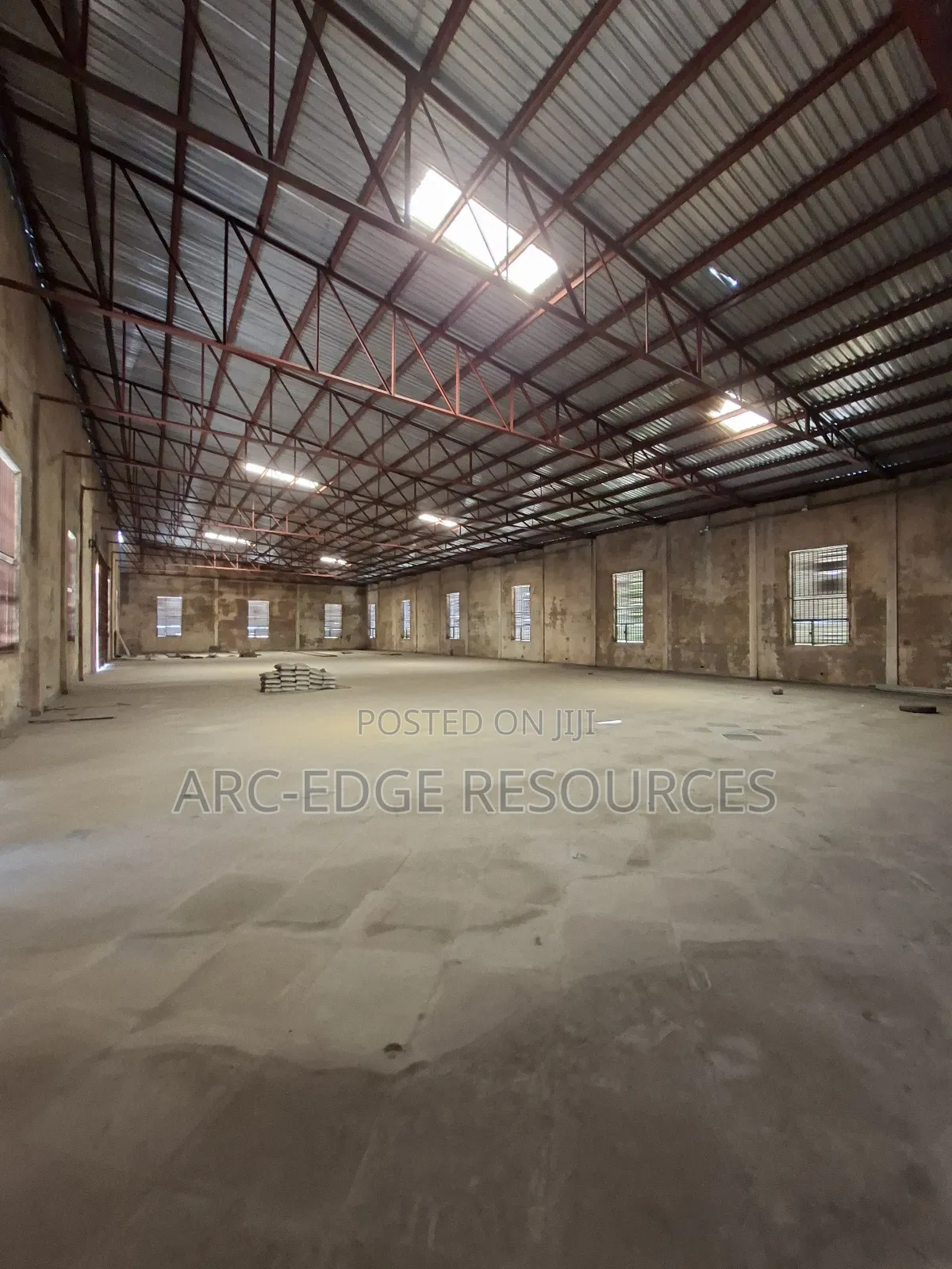 Large Warehouse With Massive Space for Commercial Use