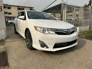 Toyota Camry LE 4dr Sedan w/Prod. End 11/13 (2.5L 4cyl 6A) 2014