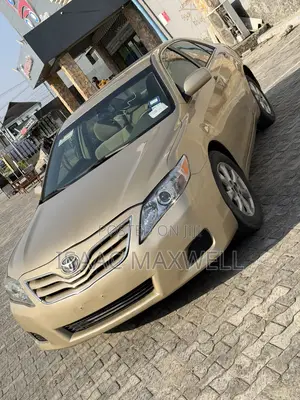 Toyota Camry LE 4dr Sedan (2.5L 4cyl 6A) 2011 Gold