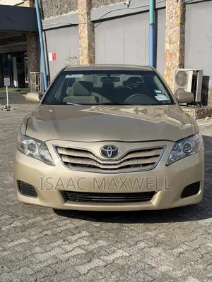 Toyota Camry LE 4dr Sedan (2.5L 4cyl 6A) 2011 Gold