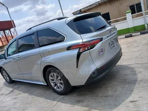 Toyota Sienna XLE 8-Passenger 2021 Burgundy