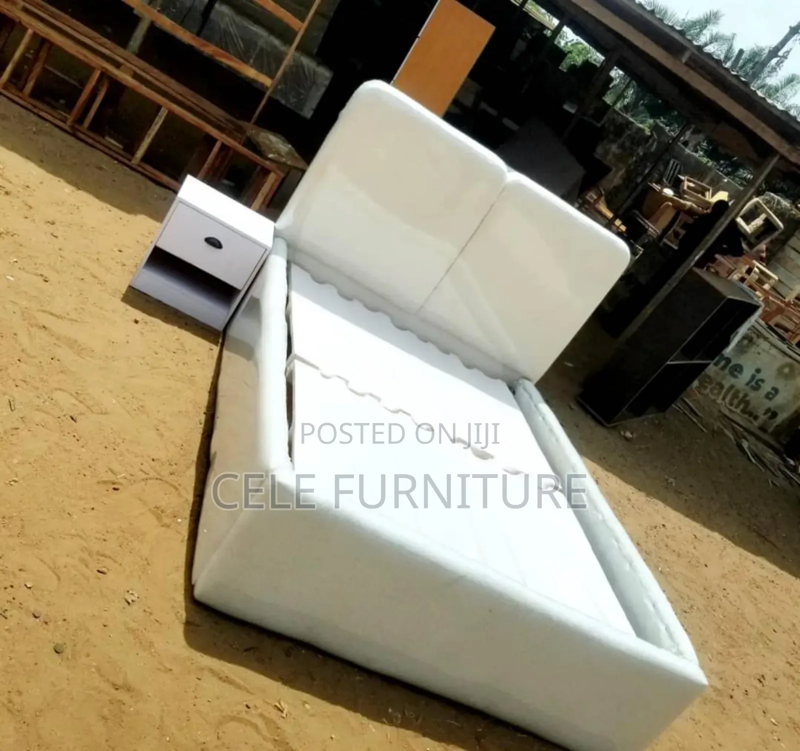 Very Solid Bedstand