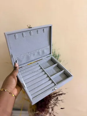 Luxury Velvet Jewelry Box – Elegant Storage Organizer.
