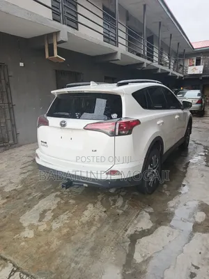 Toyota RAV4 LE FWD (2.5L 4cyl 6A) 2017 White