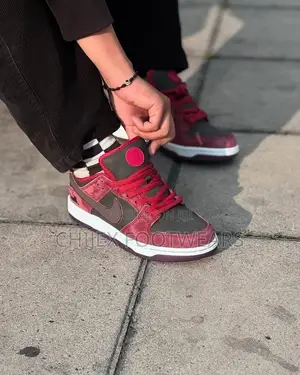 Nike Sb Dunk Low Pro Qs Riot Skateshop Collaboration Sneaker.