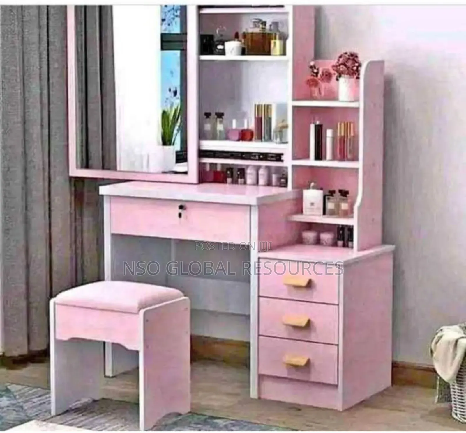 Well Designed Dressing Mirror Set