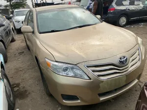 Toyota Camry LE 4dr Sedan (2.5L 4cyl 6AM) 2010 Gold