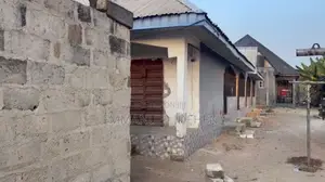 10bdrm Room & Parlour in Ethiope West for sale