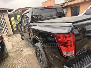 Nissan Titan SL 4dr Crew Cab 4WD SB (5.6L 8cyl 5A) 2014 Black