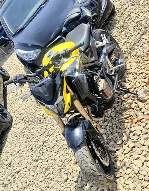 Honda CB 2023 Yellow