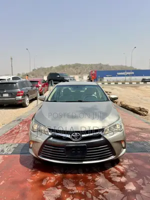 Toyota Camry LE 4dr Sedan (2.5L 4cyl 6A) 2016 Gold