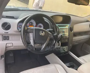 Honda Pilot Touring w/RES/Navi FWD (3.5L 6cyl 5A) 2011 Silver