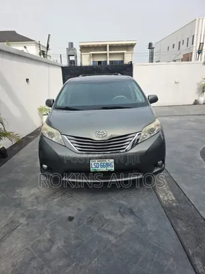 Toyota Sienna XLE 7-Passenger 4dr Minivan AWD (3.5L 6cyl 6A) 2015 Gray