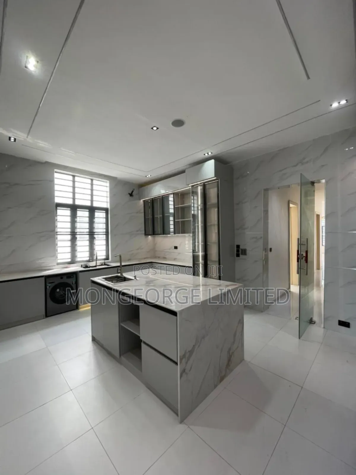 5bdrm Duplex in Chevron for sale