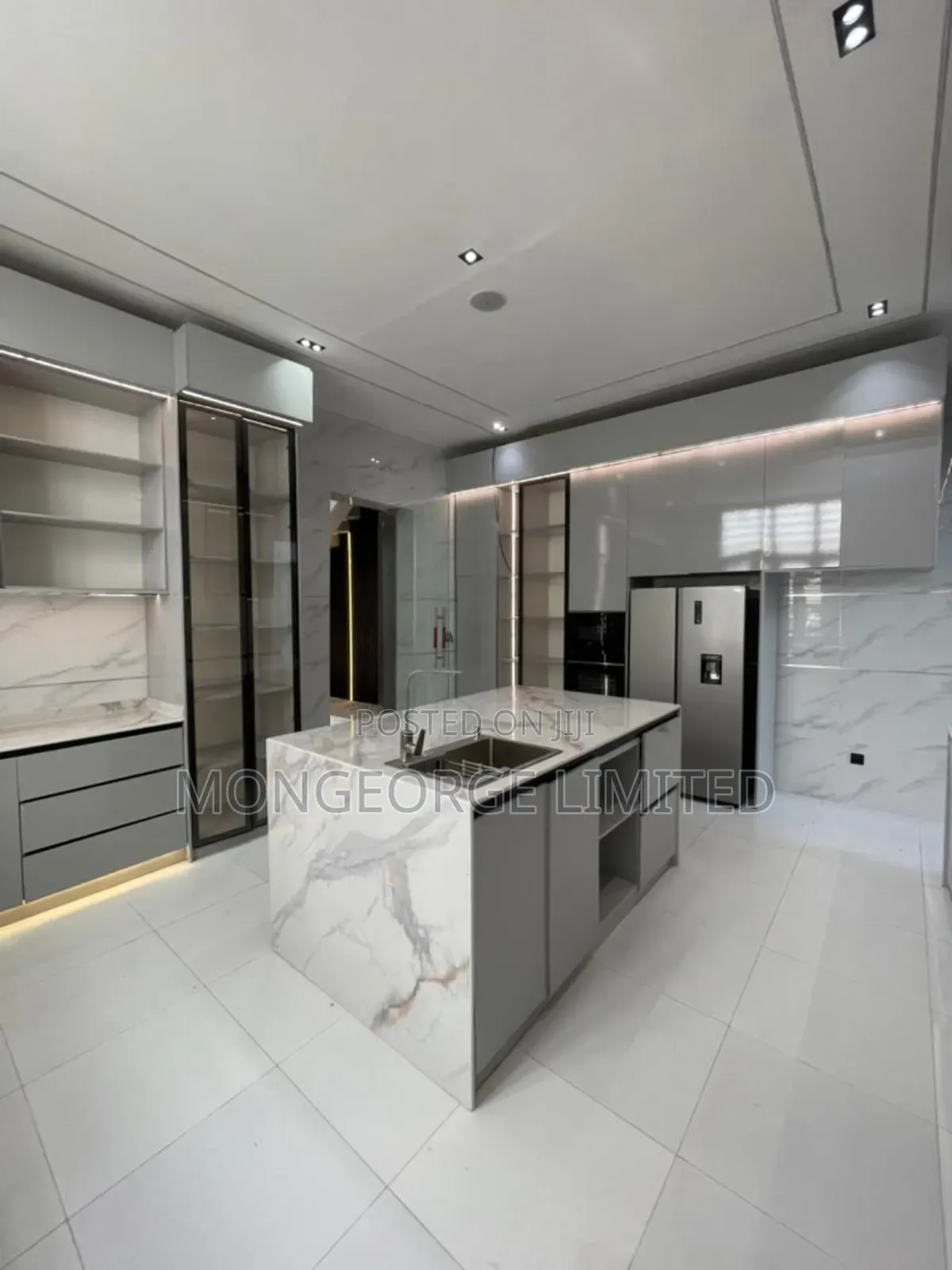 5bdrm Duplex in Chevron for sale