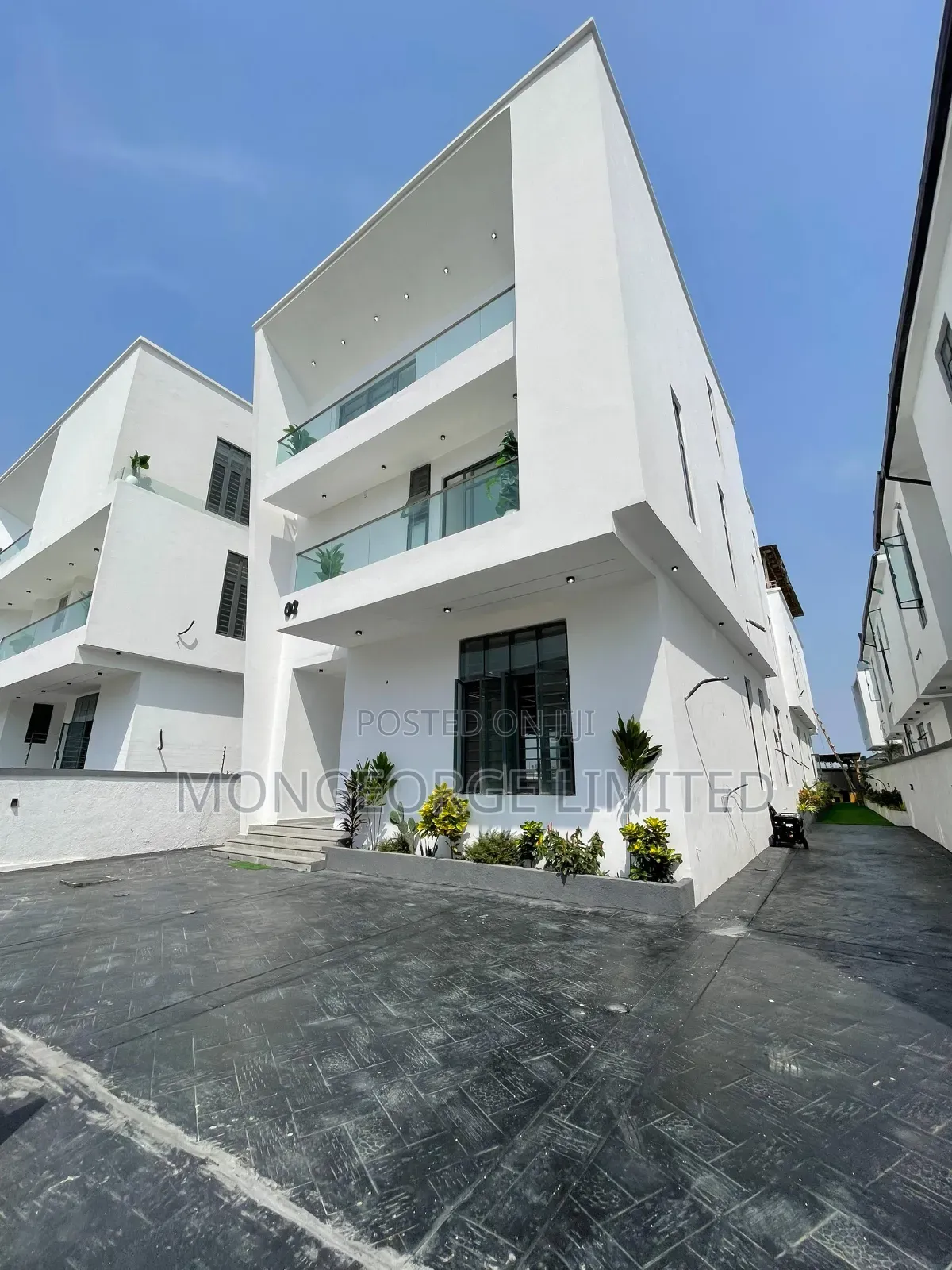 5bdrm Duplex in Chevron for sale